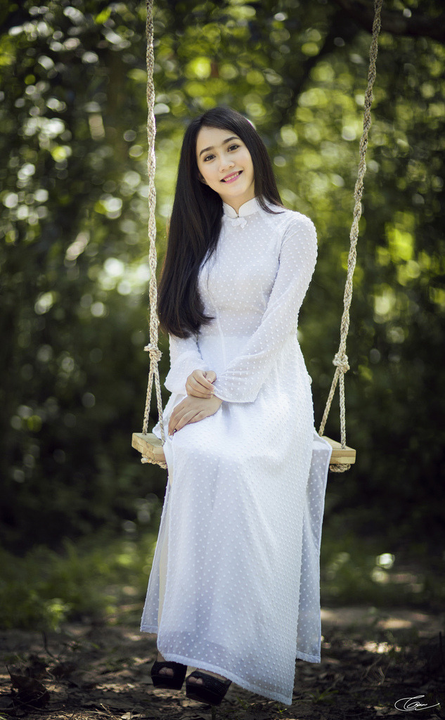 脱了她裙子摸进她的内裤亲吻